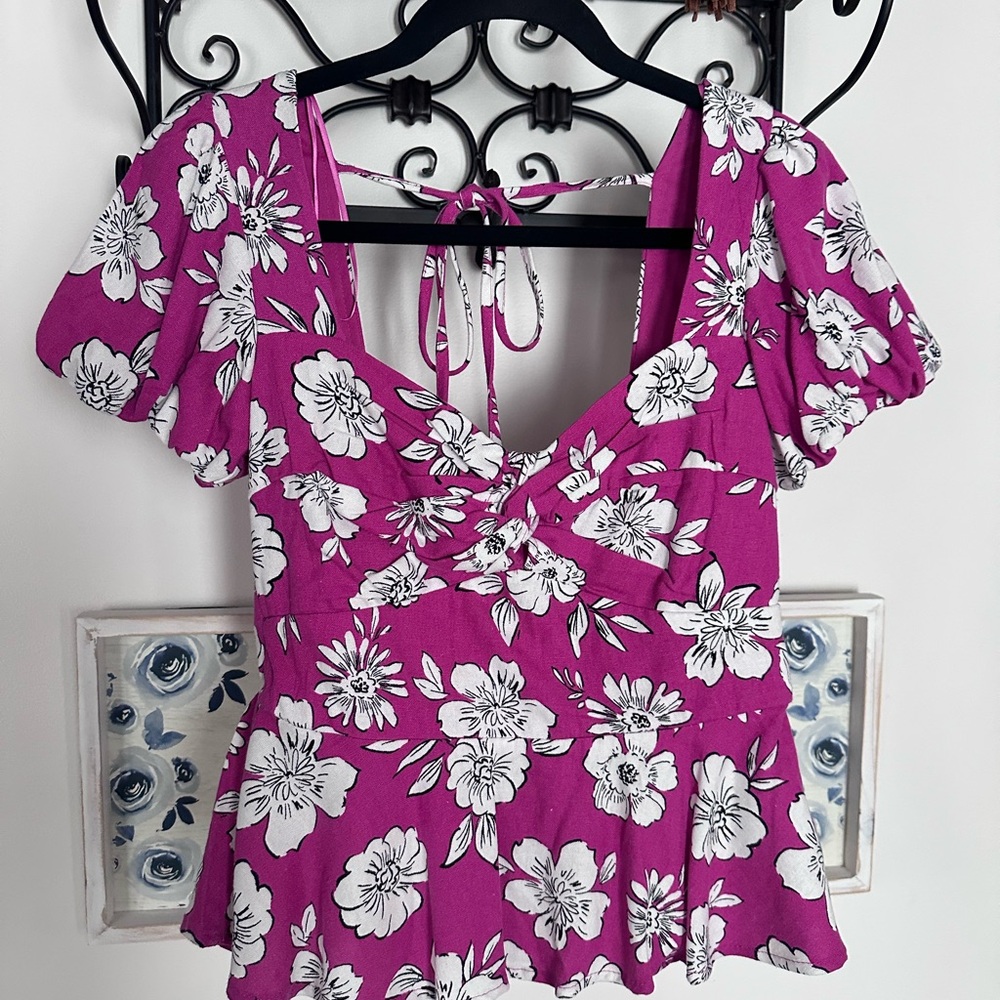 Francesca's Collections Pink Floral peplum Blouse open back puff sleeves NWT